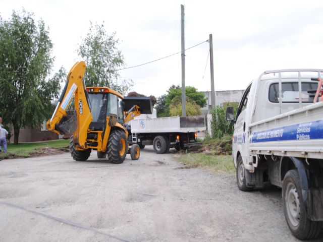 Comenzó la pavimentación del cruce de vías de calle España