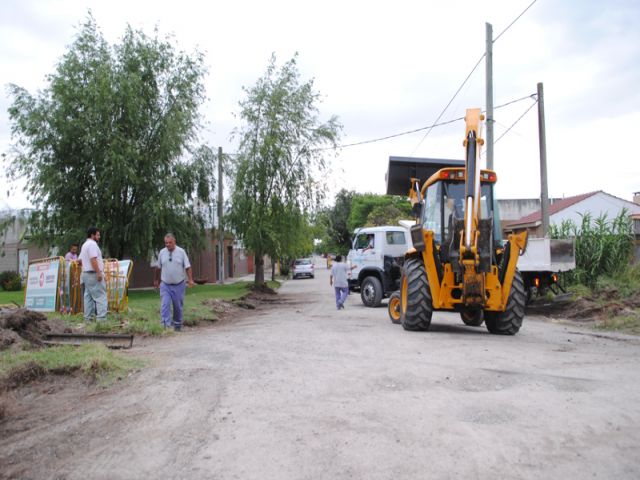 Comenzó la pavimentación del cruce de vías de calle España