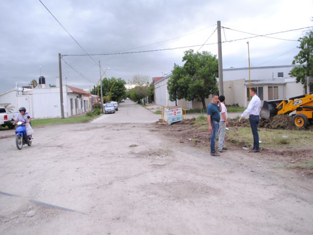 Comenzó la pavimentación del cruce de vías de calle España