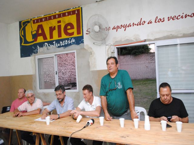 García Aresca entregó subsidio a barrio San Francisco para inicio de obra de gas