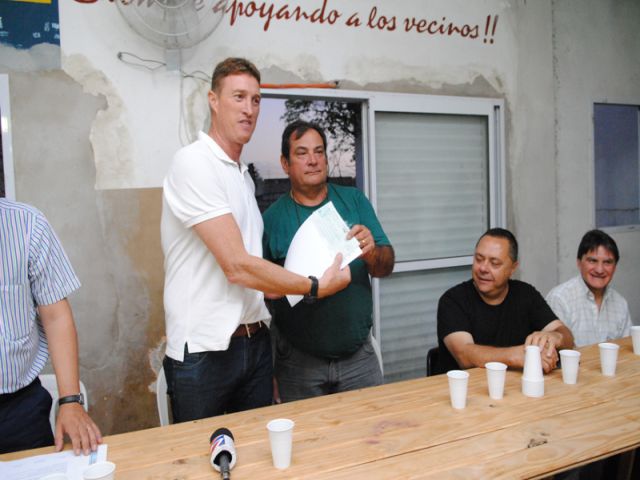 García Aresca entregó subsidio a barrio San Francisco para inicio de obra de gas