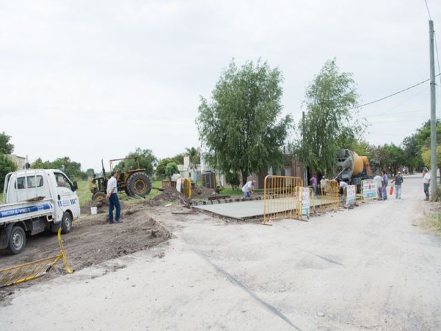 Se avanza en la pavimentación del cruce de vías de calle España