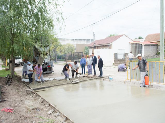 Se avanza en la pavimentación del cruce de vías de calle España