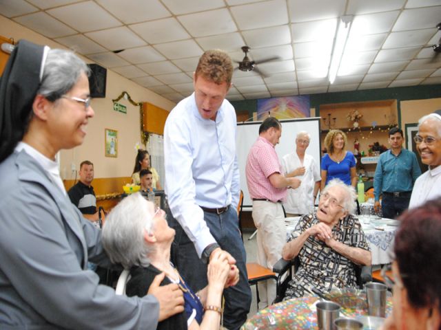 El Hogar Diehl de Sienra celebró fin de año con el intendente