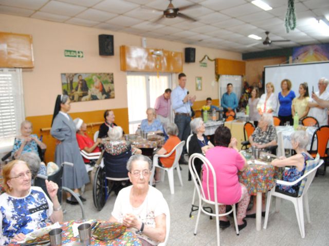 El Hogar Diehl de Sienra celebró fin de año con el intendente