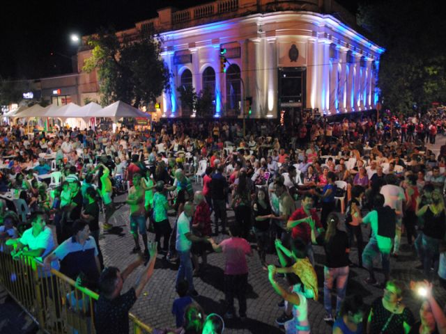 Exitosa primera noche de la Peatonal de la 25