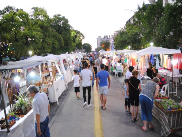 Exitosa primera noche de la Peatonal de la 25