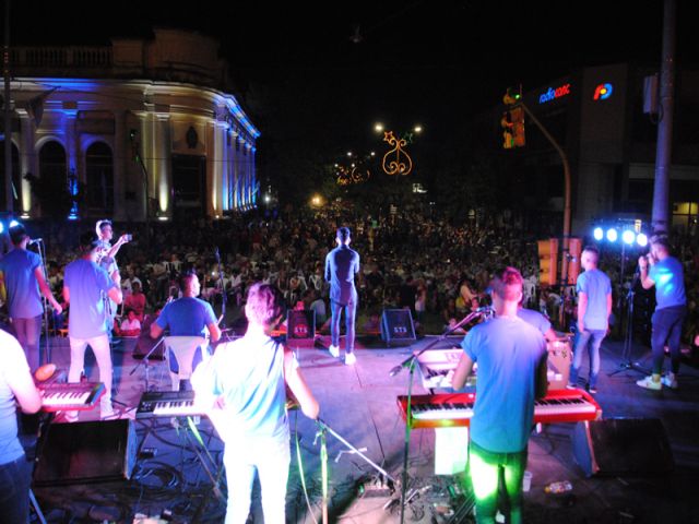 Exitosa primera noche de la Peatonal de la 25