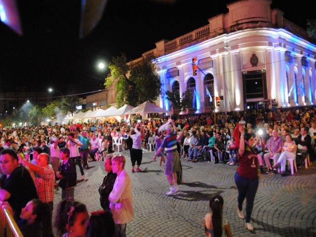 San Francisco disfrutó de la segunda noche del ciclo La Peatonal de la 25 
