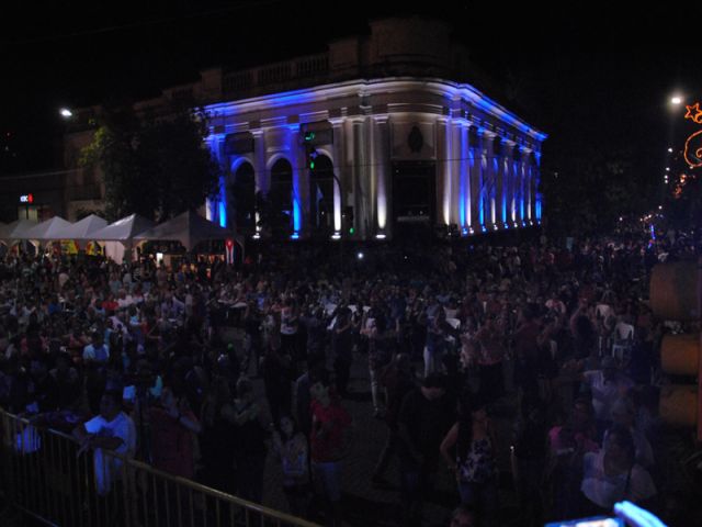 Gran cantidad de vecinos disfrutaron de una nueva noche de La Peatonal de la 25