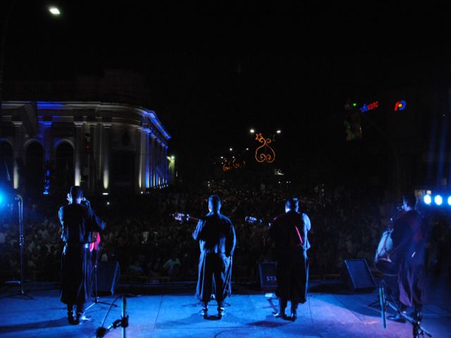 Gran cantidad de vecinos disfrutaron de una nueva noche de La Peatonal de la 25