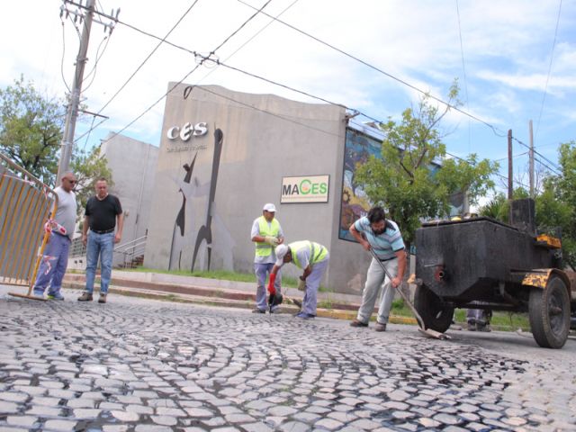 En distintos sectores de la ciudad se continúa con los trabajos de bacheo