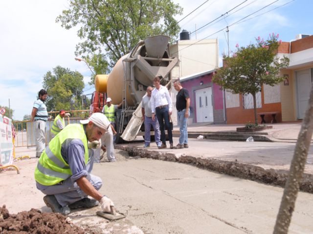 En distintos sectores de la ciudad se continúa con los trabajos de bacheo