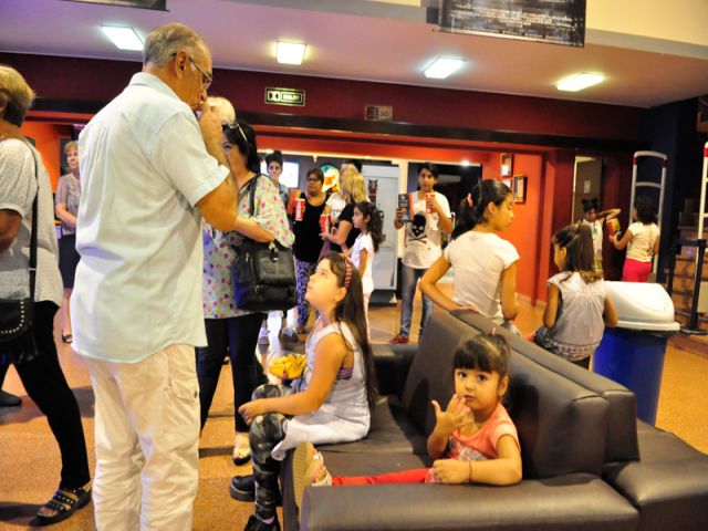 Los adultos mayores y sus nietos disfrutaron gratis de una tarde de cine 