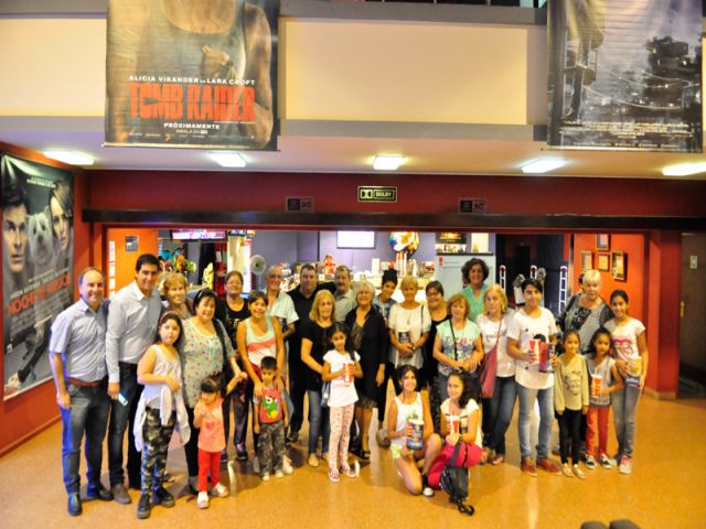 Los adultos mayores y sus nietos disfrutaron gratis de una tarde de cine 