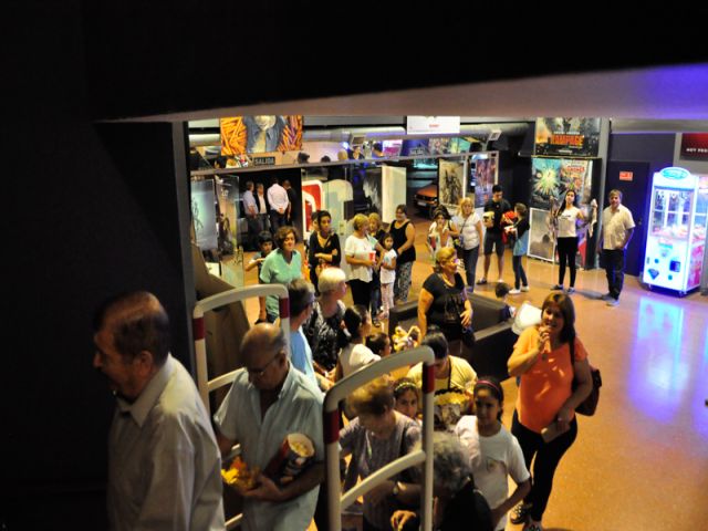 Los adultos mayores y sus nietos disfrutaron gratis de una tarde de cine 