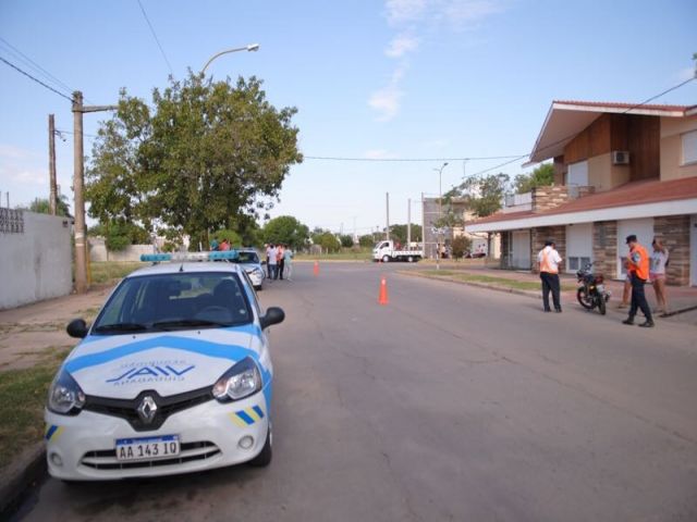 Agente policial de la provincia lesionando por joven que intentó evadir control de tránsito 
