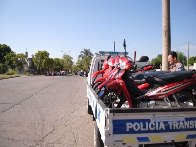 Agente policial de la provincia lesionando por joven que intentó evadir control de tránsito 