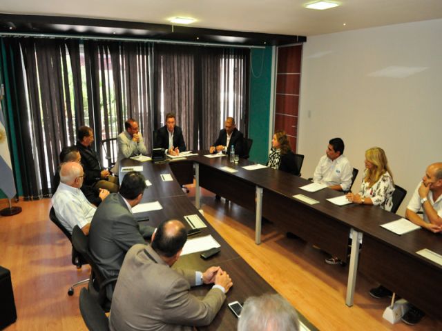 Positiva reunión con estacioneros para exigir el uso del casco en el expendio de combustibles