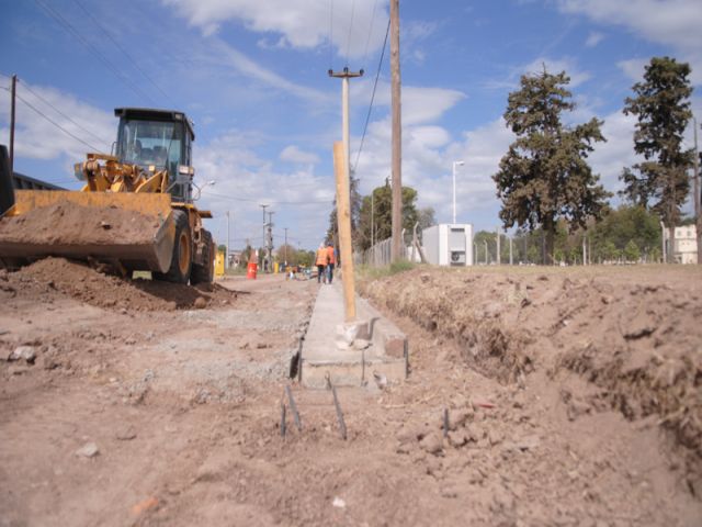 García Aresca recorrió al avance del cordón cuneta de Av. de la Universidad