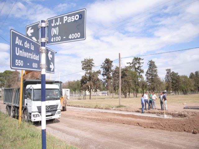 García Aresca recorrió al avance del cordón cuneta de Av. de la Universidad