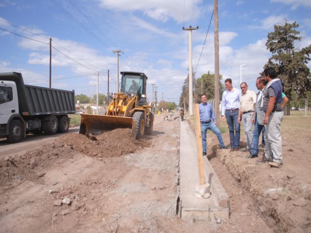 García Aresca recorrió al avance del cordón cuneta de Av. de la Universidad