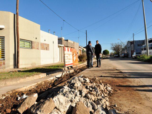 Pronta a culminarse, García Areca supervisó la obra de gas natural en barrio La Florida 