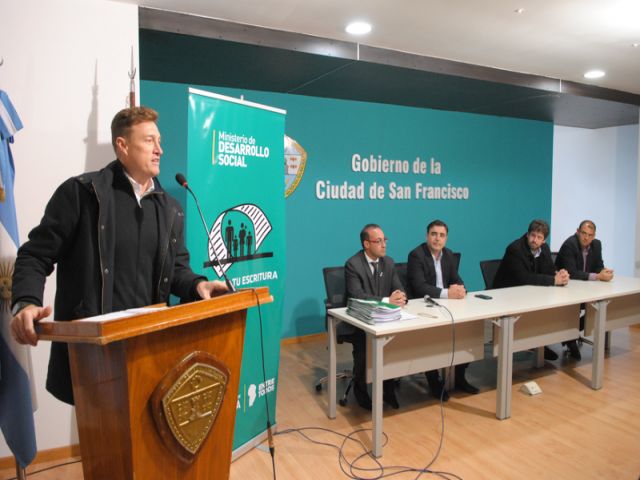 García Aresca entregó 31 nuevas escrituras sociales a vecinos de  barrios La Milka y Parque  