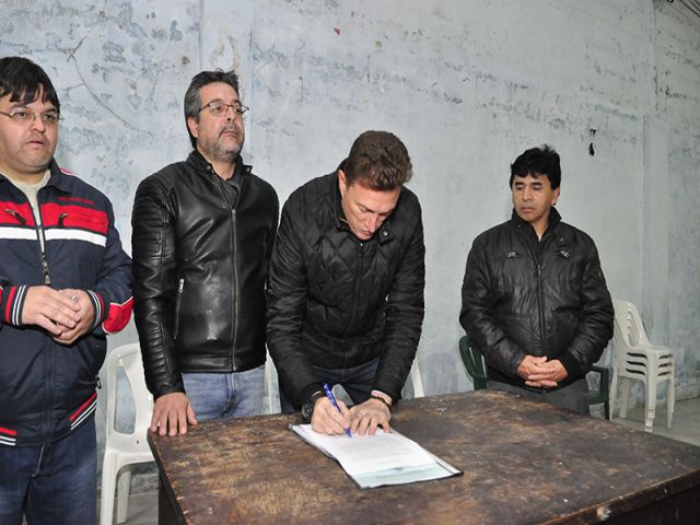La Milka: García Aresca entregó importante subsidio para iniciar la obra de gas