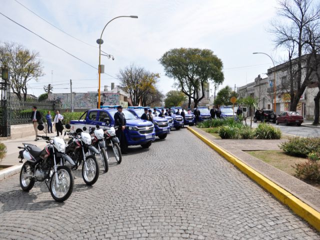 Tras la reunión del Consejo de Seguridad, se entregaron móviles policiales 