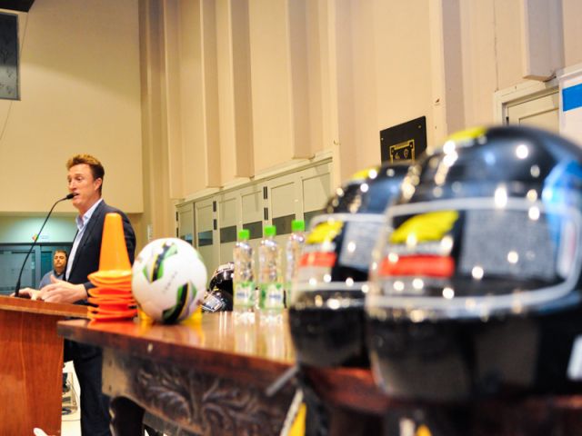 El intendente García Aresca entregó elementos deportivos a clubes de Baby Fútbol