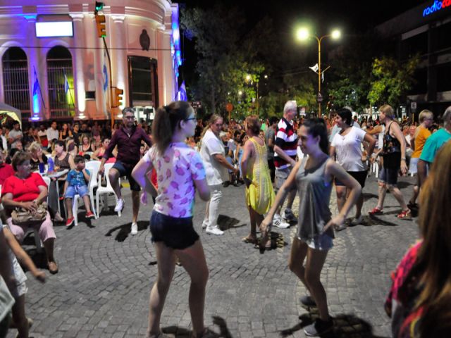 Segunda noche de la Peatonal de la 25 se vivió a pleno en el centro de la ciudad