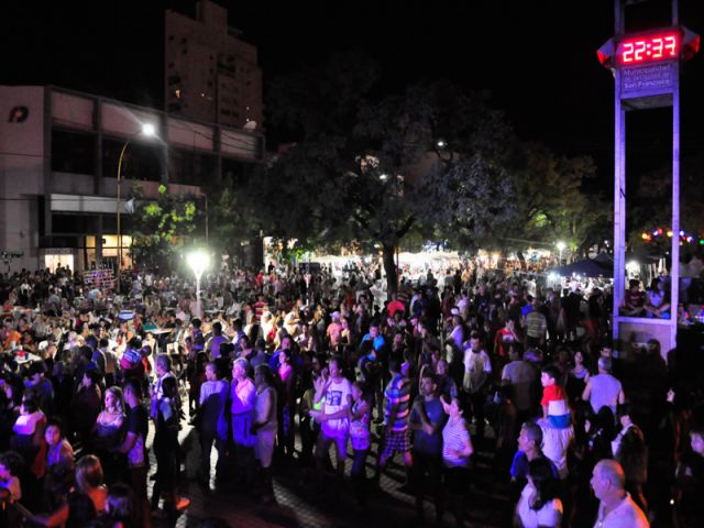 Segunda noche de la Peatonal de la 25 se vivió a pleno en el centro de la ciudad