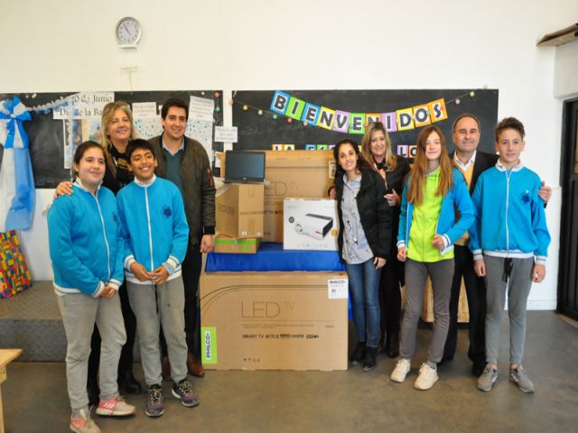 Entrega de elementos para las escuelas PRoA