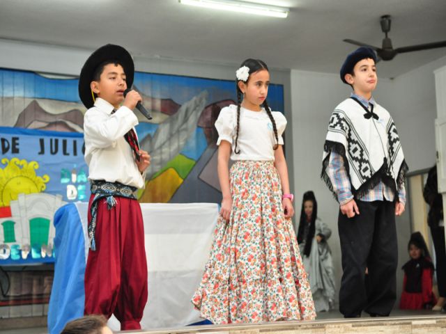 El intendente encabezó los actos por el Día de la Independencia en la Escuela José B. Iturraspe 