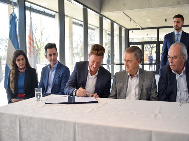 El gobernador Schiaretti firmó la cesión de la Tecnoteca al municipio