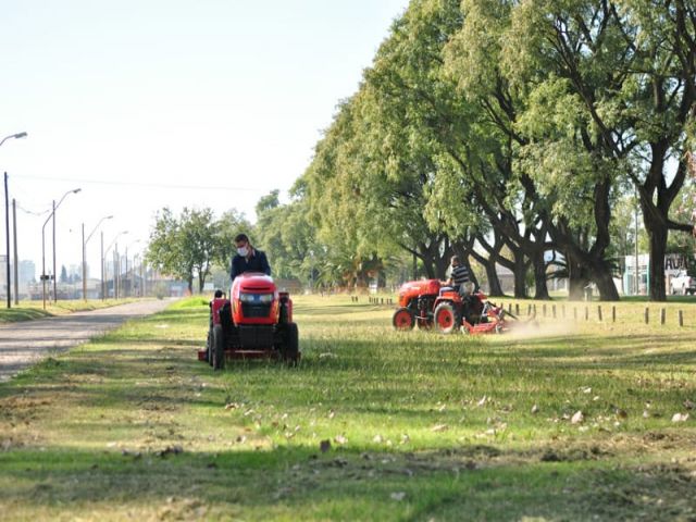 Con dos nuevas desmalezadoras el municipio continúa con el mantenimiento en la ciudad