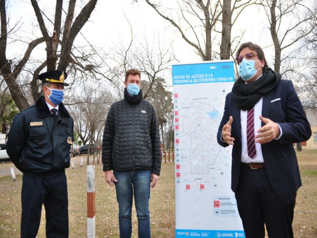 García Aresca junto al ministro de Seguridad provincial recorrieron el puesto de control de acceso a la provincia