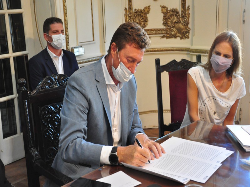 García Aresca firmó un convenio con la Universidad Nacional de Rafaela 