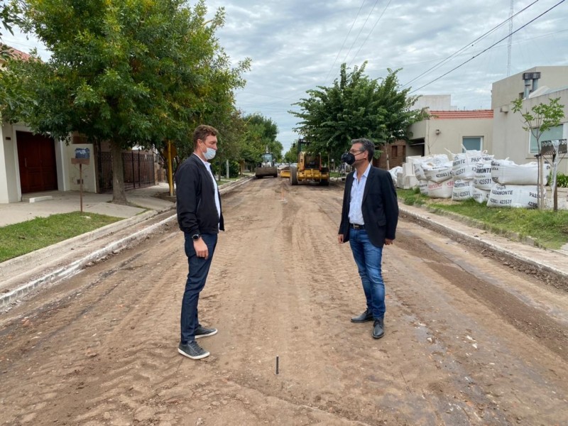 La pavimentación de calles avanza en distintos frentes  