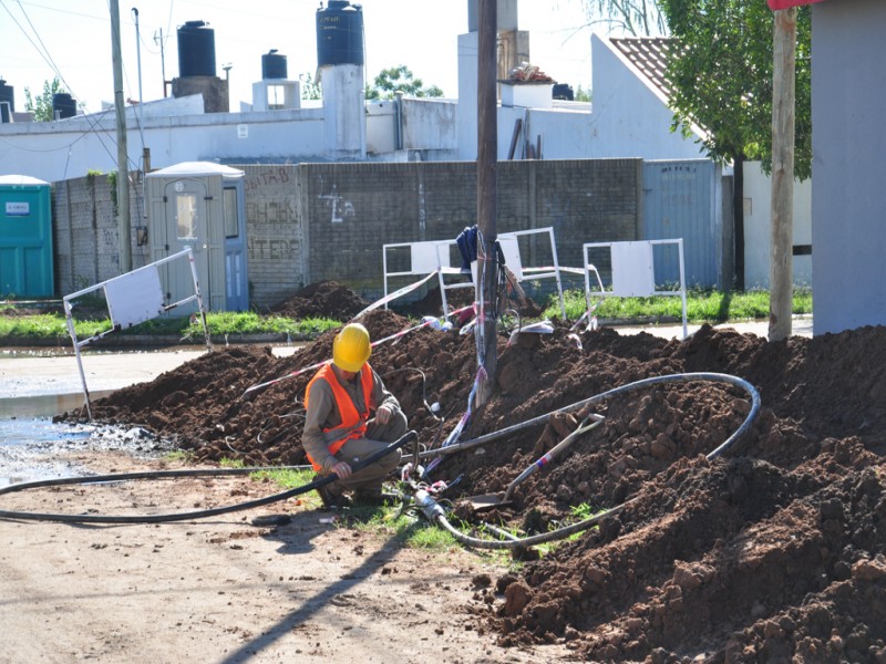 El intendente supervisó el comienzo de la obra de cloacas en barrio La Milka 