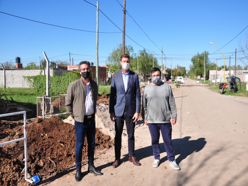 El intendente supervisó el comienzo de la obra de cloacas en barrio La Milka 