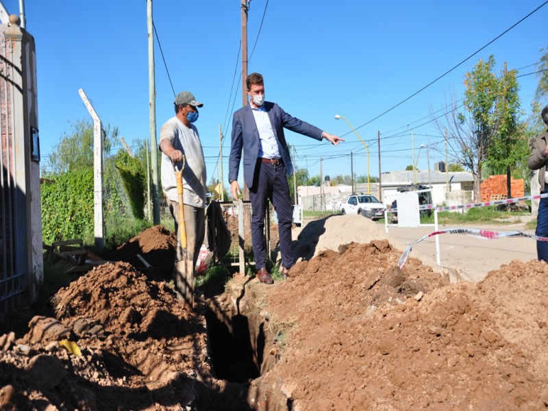 El intendente supervisó el comienzo de la obra de cloacas en barrio La Milka 