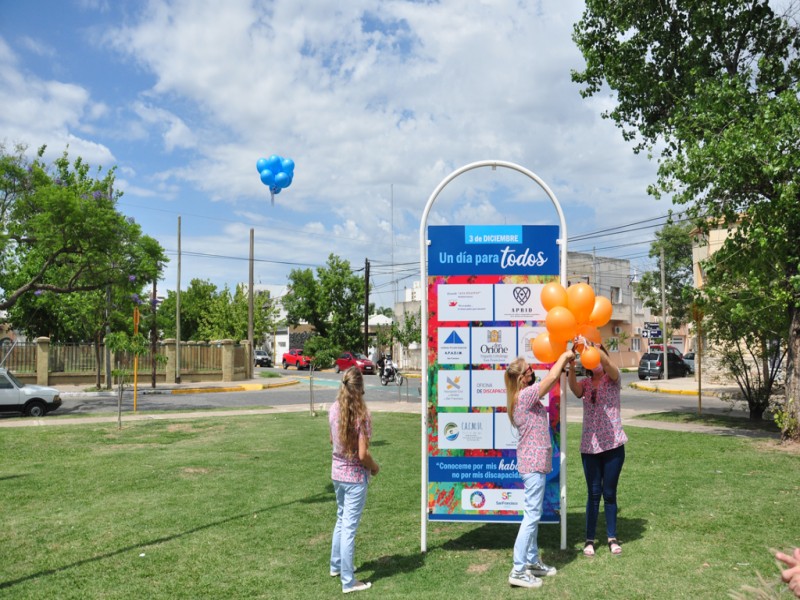 Suelta de globos y canto en el Día Internacional de las Personas con Discapacidad