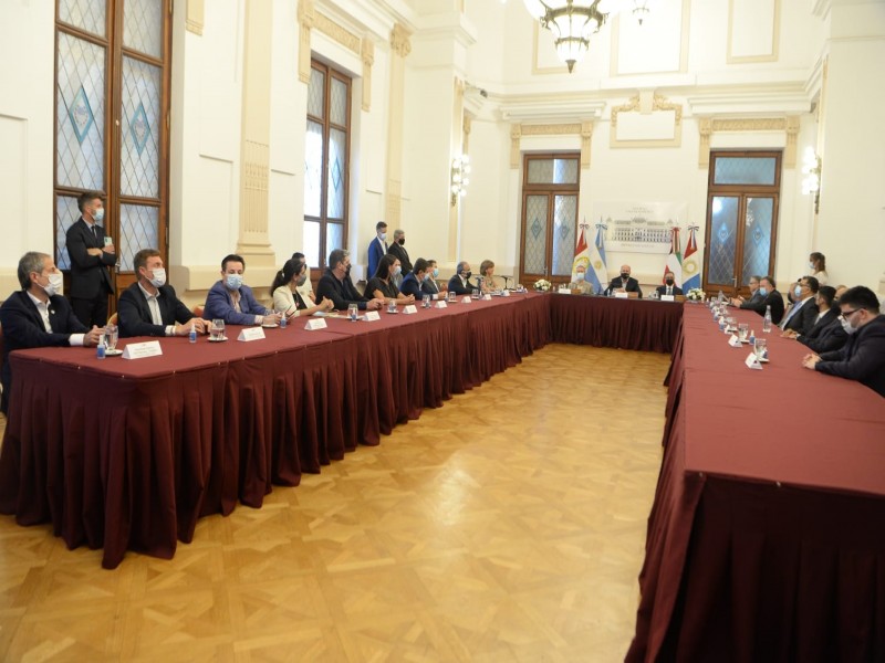 Bernarte participó de la firma del convenio para  la obra del acueducto interprovincial Santa Fe-Córdoba