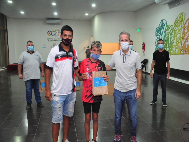 Previo al próximo Nacional de Baby Fútbol el intendente Bernarte entregó un recordatorio a los chicos participantes de la ciudad