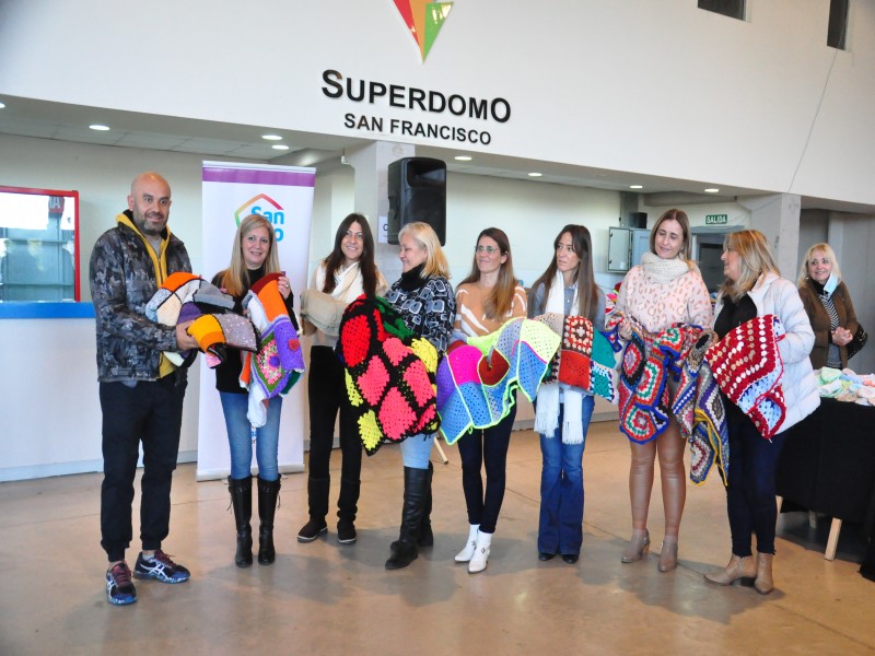 Al frío le ponemos corazón: primera entrega de abrigos