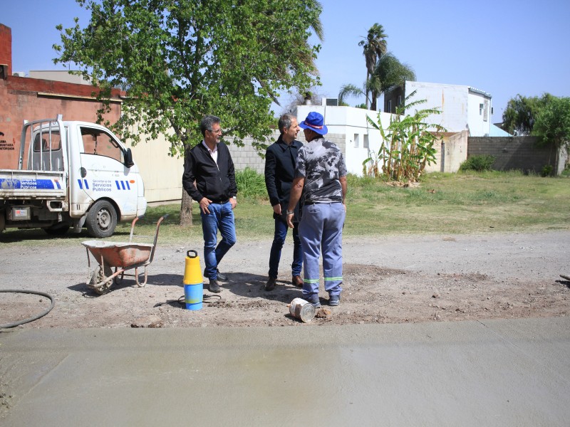 Avanza la pavimentación del cruce de vías de calle San Luis