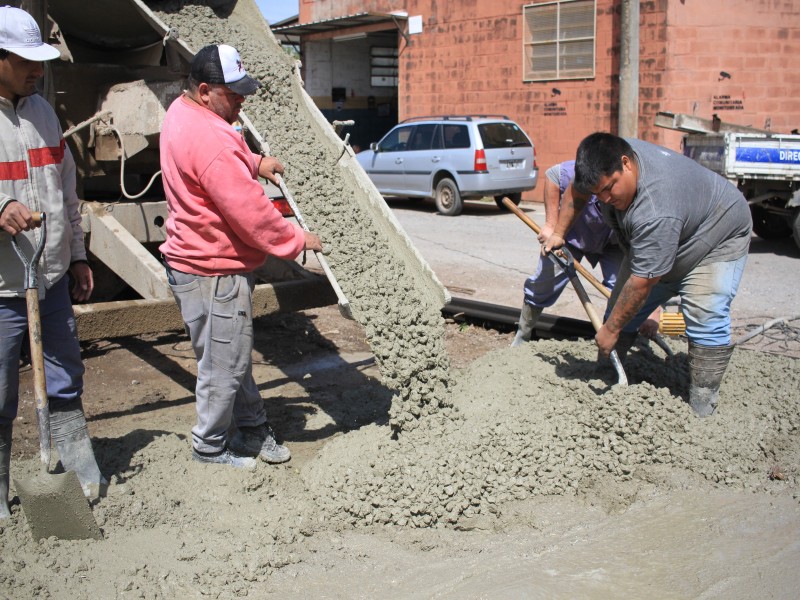 Avanza la pavimentación del cruce de vías de calle San Luis