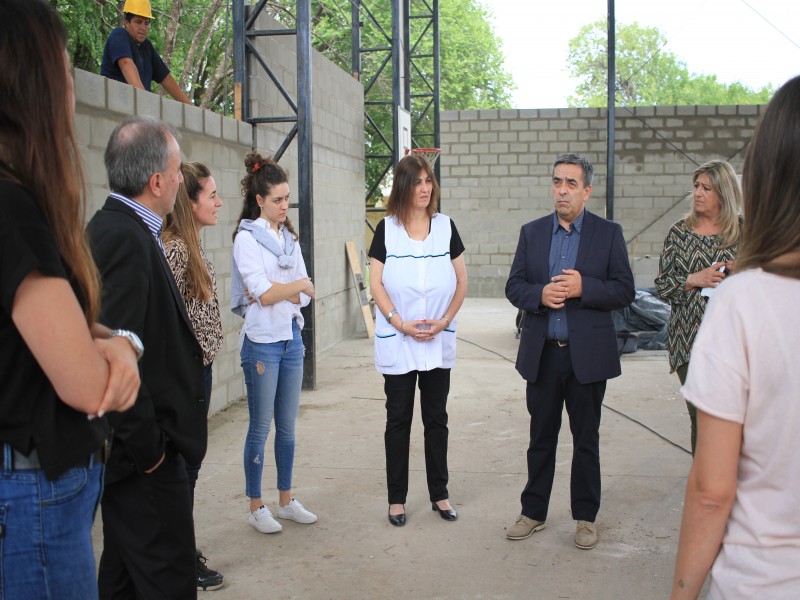 Avanza el cerramiento del SUM de la escuela Bouchard